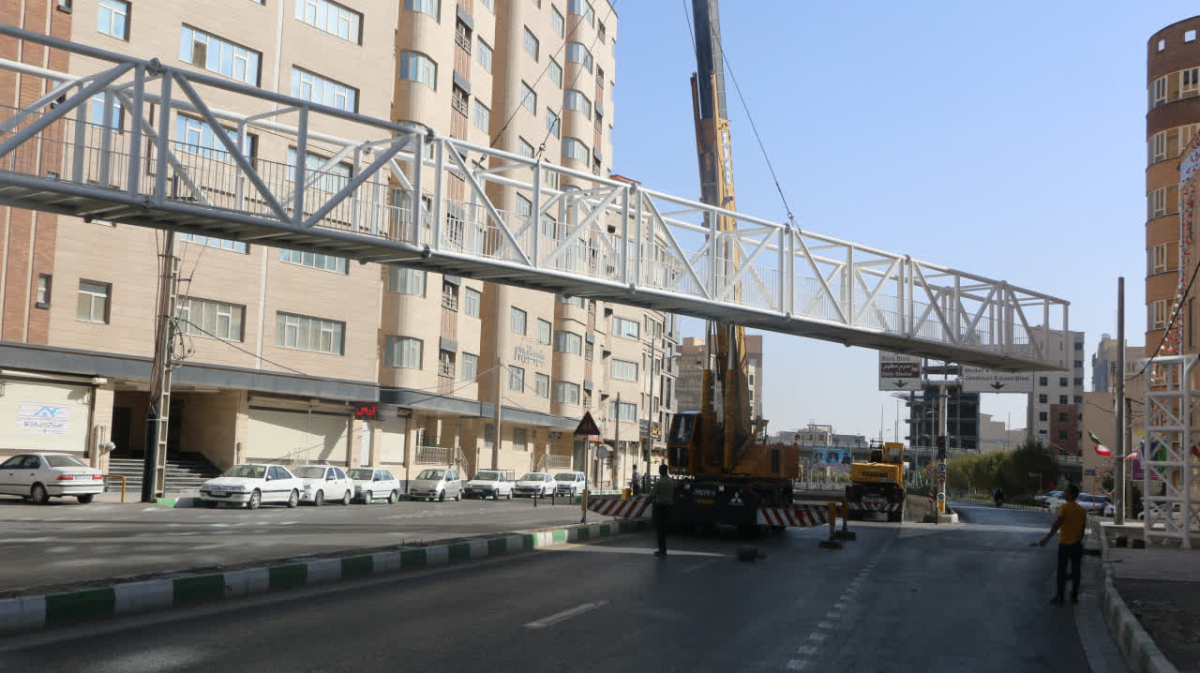 نصب پُل عابر پیاده بلوار شهیدان محمودنژاد قم با اعتبار 46 میلیارد ریال 